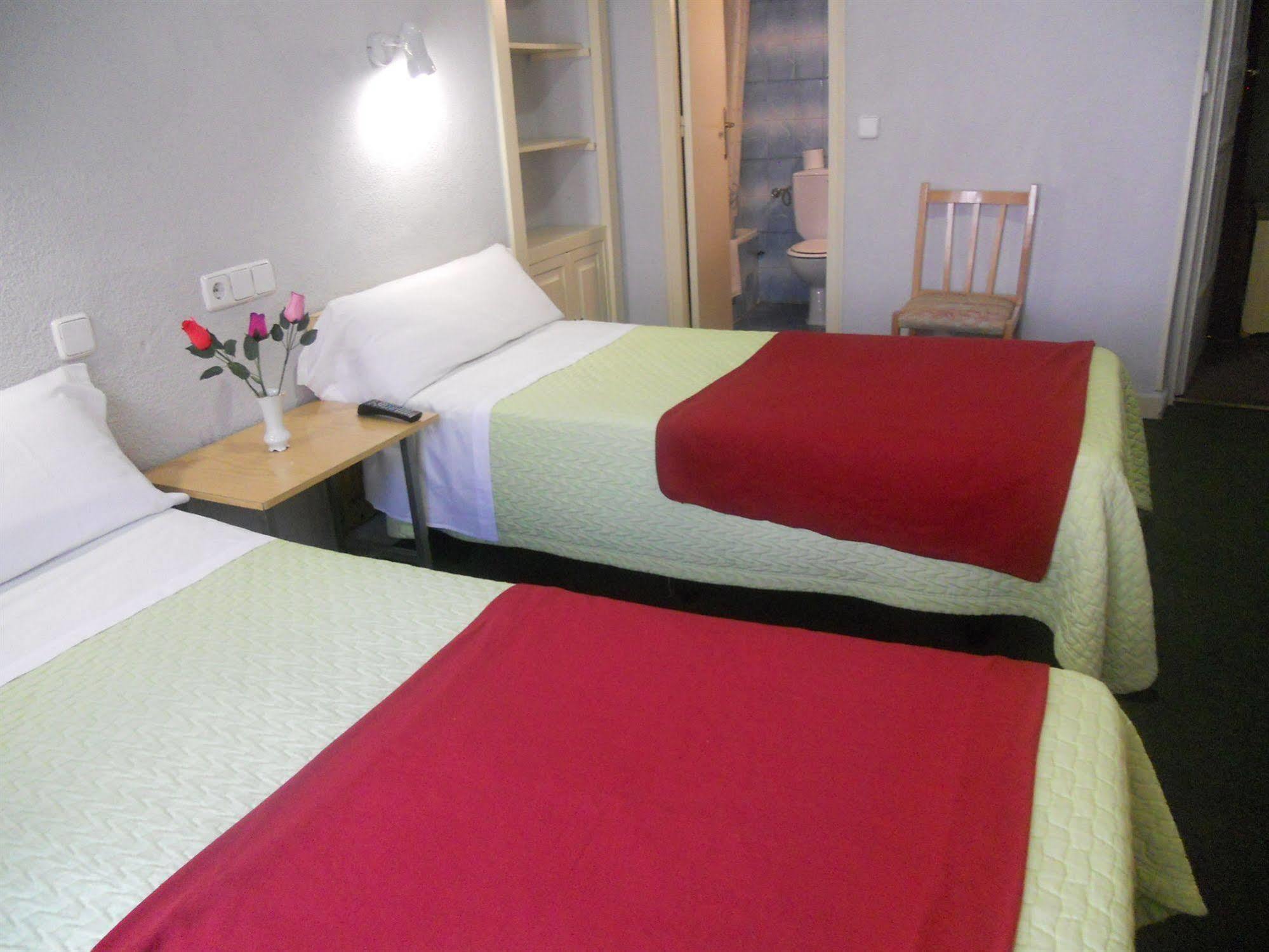 Hostal Olga Madrid Exterior foto
