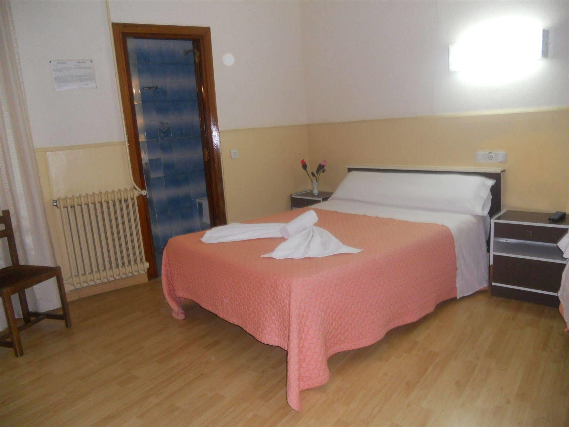 Hostal Olga Madrid Exterior foto